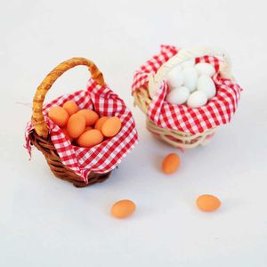 Kuchnie grać jedzenie Chzimade 1 12 Mini Doll House Egg Kosz z czerwonego szachownictwa jajka stojak kuchenny Model Food Symulacja Zabawne Akcesoria do lalki D240525