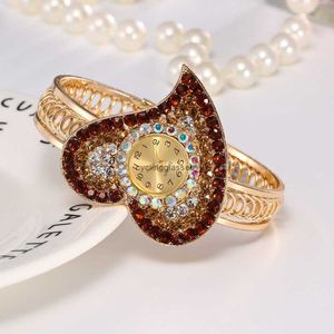2024 Peach Heart Diamond Womens Armband Watch Korean Edition Fashion Quartz Jewelry