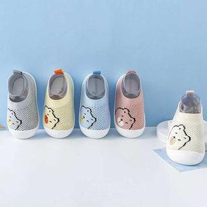 First Walkers Spring and Summer Preschool Shoes Girls Mesh Breathable Shoes Soft Sole Anti slip Baby First Shoes Cartoon Bear Front Walker d240525