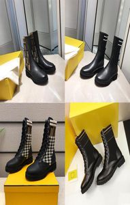 Box와 함께 최신 Autumnwinter Boots 전자 신발 자수 일치 컬러 레터 로고 라운드 헤드 헤드 중간 부츠 M1416385