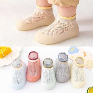 Första Walkers Summer New Mesh Baby Shoes Nyfödda och förskoleskor Baby Boys and Girls Socks Sportskor Soft Bottom Anti Slip Bortable Baby Bed 0-4 Years D240525