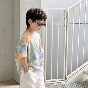 Tシャツ柔らかく快適で通気性のある子供レンズの服Tシャツ2024夏の新しい男の子ファッションカジュアルフルマッチ短袖D240525
