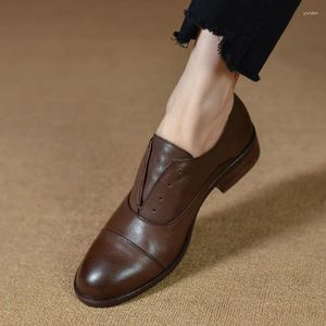 Sapatos casuais Senhoras de couro macio de couro macio de salto baixo deslize em qualidade OxfordsRetro europeu para mulheres de dedão do dedo do pé vintage simples