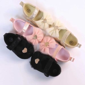 Pierwsze spacerowicze buty do chodzenia dla dzieci Pierwsza para butów maluchów buty dla niemowląt oddychające i non slip dziewcząt butę moda księżniczka koronkowa styl D240525