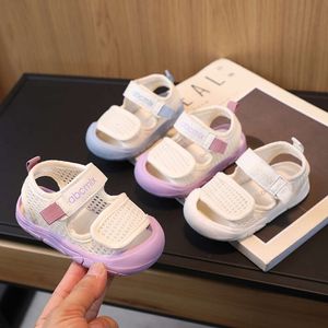 Sandały maluchów Baby Girl Solid Color Net Tkanina oddychająca dla chłopców Sneakers dla dzieci niemowlę letnie modne buty sportowe L2405