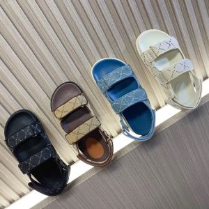 디자이너 신발 여성 샌들 슬라이드 비치 플랫 슬리퍼 데님 가벼운 두꺼운 바닥 파란색 스크립트 자수 여름 가을 노탄 야외 방수 디자이너 크기 35-42