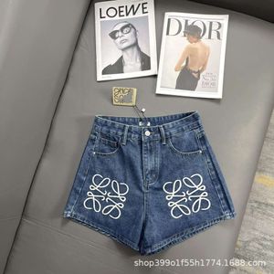 Vestidos casuais básicos SS24 Moda de primavera/verão versátil bordado bordado shorts jeans azuis