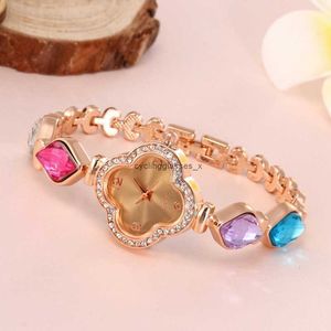 2024 Koreansk version Trendig Crystal Fashion Armband Watch Quartz Clover