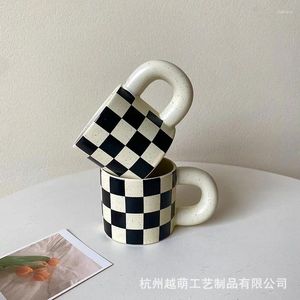 Muggar svartvitt checkerboard gitter cup keramik mugg netto rött fett vatten kaffefrukost mjölk