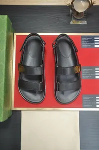 Top Fashion Men Sandals Czarne skórzane złotą literę klamrę pulidery plażowe luksusowe płaskie designerskie męskie sandał