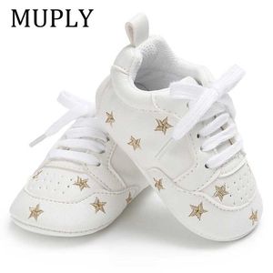 Pierwsi Walkers Nowonarodzone nadrukowane celebrytki Baby Baby Sports Buty Pu skórzane chłopcy i dziewczęta First Walker Sofe Sole Baby Buty 0-18m D240525