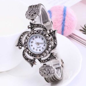 2024 Fashion Transit Flower Armband Watch 925 Silver Plated Diamond Art Womens