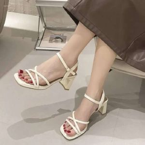 Sandálias femininas de charmos simples S Vintage One Button Strap Summer Open Toe Beach Fashion J Y FAHION 444 SANDAL ANDAL TRAP UMME FE0 R