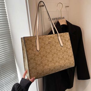 Fashionable Underarm Big for Women 2024 New Autumn/Winter Versatile Commuting Tote High Quality Texture One Shoulder Mommy Bag 80% factory wholesale