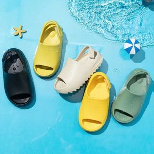 İlk yürüyüşçüler yeni bebek yürümeye başlayan çocuklar slip-on moda sandalet kızlar kızlar köpük plaj yaz slaytları kemik reçine çocuklar hafif su ayakkabıları q240525