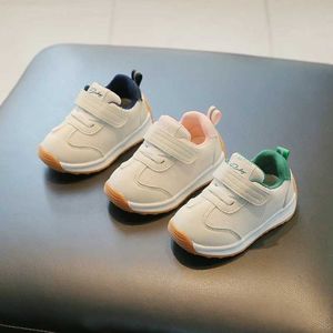 最初の歩行者の赤ちゃんの春と秋の高品質のスニーカー幼児の男の子と女の子のための屋外ウォーキングシューズエアメッシュ通気性ゴム靴