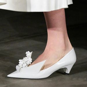 Высококачественные новые цветочные насосы оригами Полированная кожа низкие каблуки заостренные пальцы на ногах.