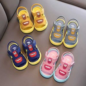 Första vandrare sommar baby sandaler barn skor mesh småbarn strandskor läder barn platta sko sandaler avslappnad småbarn sandal för tjej pojke q240525