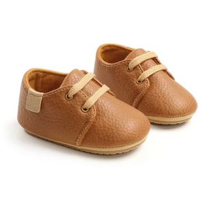 First Walkers Baby Shoes Retro Leather Boy Girl Shoes Multicolor Toddler Rubber Sole Anti-Slip First Walkers Spädbarn Nyfödda Moccasins Q240525