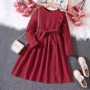 Flickklänningar stora barn 2024 Girls Autumn and Winter Knit Stripes Button Embelling Pullover Dress Daily Casual kjolar 5T