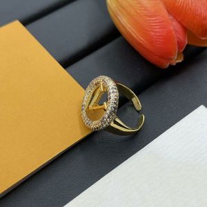 Designer de anel de anel de ouro para feminino designer designer de anel de moda de titânio titânio aço gravado letra padrão de letra do anel de noivado anel de abertura do cluster anéis de cluster