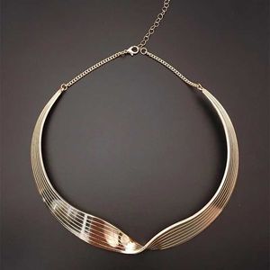 Hänghalsband klassiska trendiga geometriska metallhalsband elegant temperament Europe Design halsband för kvinnliga kvinnliga gåvor Q240525