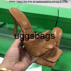 أحذية Bottegaa Botega Shoes الكعب الفاخر مصمم صندل نساء رسالة أزياء رسالة مريحة بطانة حذاء جلدي