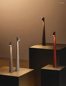 Lampade da tavolo creativo Nordic Minimalista Desaggio LED LIGHT DECORAZIONI TOCCAZIONE PER BARS RISTATORI CAMERE ETCCHE