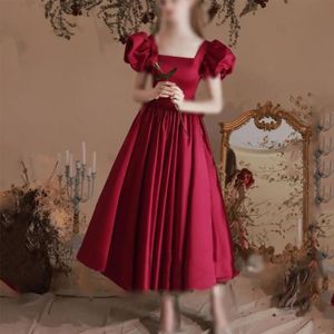 Fyrkantig nacke aftonklänning lång en linje elegant vinröd satin formell fest prom klänning med ärm