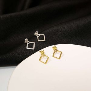 Kişiselleştirilmiş minimalist geometrik içi boş metal kare elmas küpeler çok yönlü mizaçlı aşk küpeleri kadınlar için