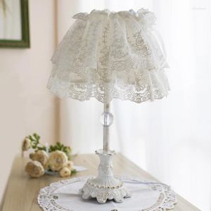 Lampy stołowe Europejska kreatywna koronkowa tkanina biała koreańska wiejska pokojówka urocza małe świeże żywice łóżko FoyeRbed SFY005