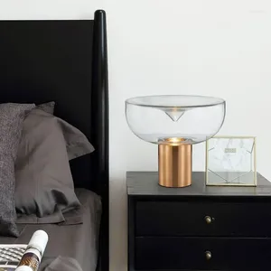 Lampade da tavolo Nordic Clear Glass Lamp Creative Swirl Design Gold Hardware Plascing Decorazione per camera da letto fumoso LED E27 scrivania