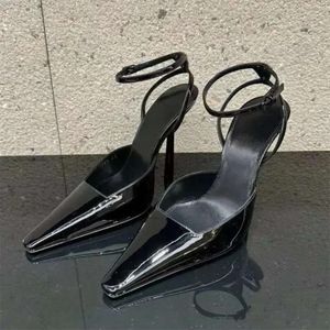 Sandálias saltos altos metal baotou slim traseiro ar de moda de pé quadrado tira de tornozelo de cor sólida d3d