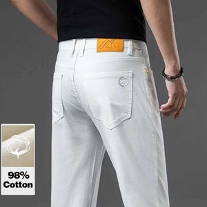 Mäns jeans 2024 Nya sommar lyxiga vita mens jeans bekväm bomullstyg raka byxor klassisk stil denim mens q240525