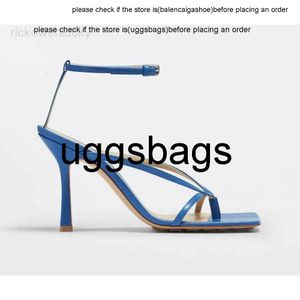Sapatos Bottegaa Sapatos Botega Sandálias esticadas saltos de designer Slides bombas de chinelos chiques azul -céu V cinta estável