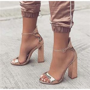 디자인 여성 New Fashion Peep Toe Rose Gold Chunky Ankle Strap Patent Leather Thican Heel Sand 14a