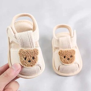 Pierwsze spacerowicze słodkie niedźwiedź miękka podeszwa wygodne sandały odpowiednie dla niemowląt i małych dzieci Baotou Anti Kick Buty 0-18 miesięcy D240525