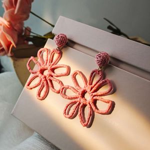 Stile vacanza estiva per donne con orecchini di fiori vuoti personalizzati colorati fatti a mano in tessuto a mano