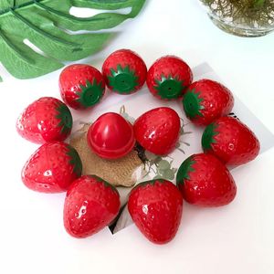 12pcs/lotかわいいイチゴ保湿リップバーム栄養価のある口紅のメイクアップアンチクラッキング補給リップケア240521