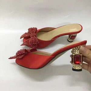 Senhoras genuínas 2024 couro feminino cetim stromestone 8 cm de altura sandálias de verão chinelos de flags de chinelos de noiva sapatos de gladiadores diamante B 4bd