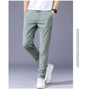 Męskie spodnie 4 kolory! 2024 Spring/Summer Mens Casual Pants Ultra cienkie długie spodnie męskie mody Elastyczne Khaki Jogging Q240525