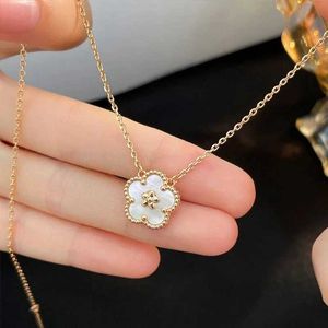Naszyjniki wiszące 2023 Nowe różowe złoto dla damskiej mody luksusowa marka wykwintna biżuteria naturalna biała frytillaria Plum Blossom Naszyjnik Q240525