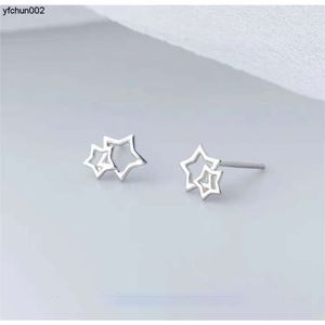 S999 Серьмы S999 Silling Silver Five для женщин роскошные и высококачественные с чувством нишевого дизайна.Ушные отверстия маленькие костяные гвозди v27w