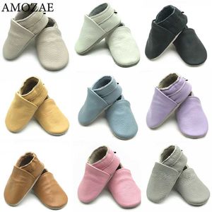 Pierwsze piechurki oryginalne skórzane buty dla niemowląt 2024 Letnie niemowlę małe buty dla niemowląt buty Moccasins First Walker Sofe Sole Crib Baby Boy Buty Q240525