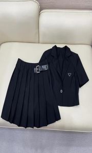 College Style Blazers klänningar Luxury Women Two Piece Pants Personlighet Badge Designer Female Coat Dress Set9960184