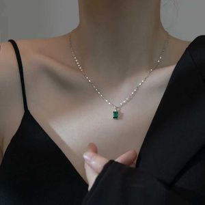 Pendanthalsband Voq Silver Color Emerald Halsband Damer Emerald Pendant CLAVICLE CHAIN ​​LUXURY SMYCKE Q240525