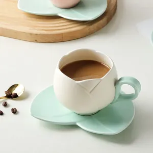 Tassen 1PCS Nordic Tulp Coffee Coffee Tasse Set Blume und Untertassen Nachmittag Tee Keramik Tasse Kassen Korea für Mädchen
