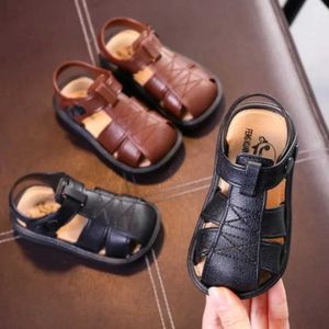 Pierwsze spacerowicze letnie buty dla niemowląt nowe zamknięte palce maluchowe sandały miękkie podeszwa bez pośpiechu pierwsze spacerowicze niemowlę solidne kolory puste buty plażowe Q240525
