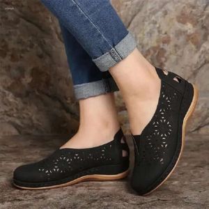 Sandaler ihålig läderkvinna Kvinna Vintage Out Wedges Platform Shoes Large Women Summer Slip On Retro 6CA