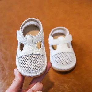 Första vandrare sommar baby flickor pojkar sandaler anti-kollision spädbarn småbarnskor mjuka botten barn äkta läderskor barn strand sandaler q240525